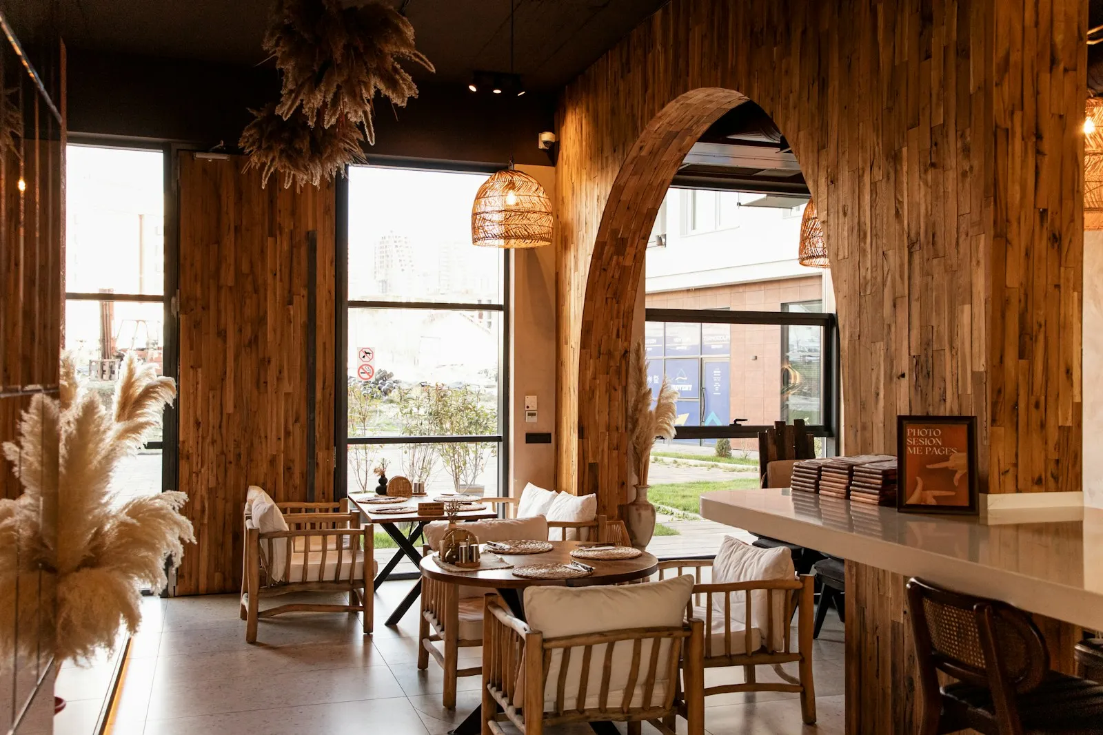 Interior del local con muebles de madera y luz natural